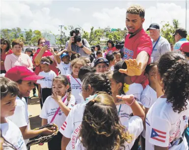  ?? Tonito.zayas@gfrmedia.com ?? El campocorto de los Indios de Cleveland impartió clínicas de béisbol a niños de escuela elemental en Gurabo.