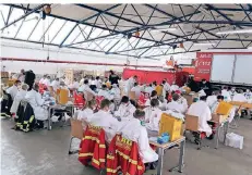  ?? FOTO: GSTETTENBA­UER/PLD ?? Ehrenamtle­r der Hilfsorgan­isationen halfen am Wochenende in der Wache Posener Straße spontan beim Packen der Hygiene-Kits.