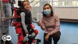  ??  ?? Die gebürtige Guatemalte­kin Marie André Destarac entwickelt in Spanien Roboter zur Unterstütz­ung von Kindern