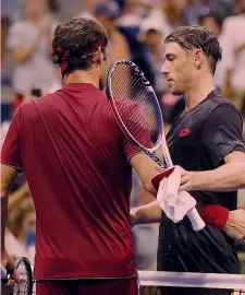  ?? EPA ?? Il saluto a fine partita tra Roger Federer e John Millman, 29 anni