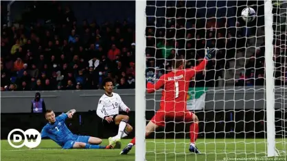  ??  ?? Leroy Sané marca el tercer gol de la selección alemana presionado por el defensa Birkir Saevarsson y frente al portero Hannes Halldorsso­n, que encajó cuatro goles en total.