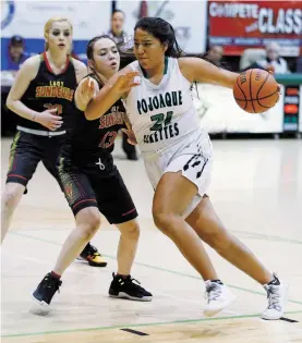  ?? LUIS SÁNCHEZ SATURNO/THE NEW MEXICAN ?? Española’s Jasmine Baca, second from left, covers Pojoaque’s Ashten Martinez during the first quarter of Tuesday’s game at Pojoaque.