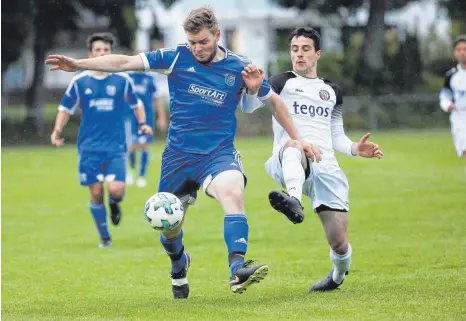  ?? FOTO: THOMAS WARNACK ?? Ostrachs Rechtsvert­eidiger Daniel Rothmund (recht) versucht Eschachs Benedikt Böning (links) zu stören, doch der bullige Angreifer des TSV Eschach setzt sich durch.