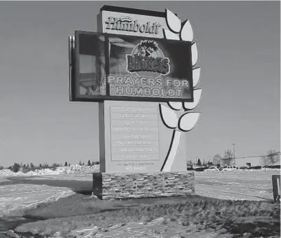  ?? LEAH HENNEL• POSTMEDIA ?? A sign to the Humboldt Broncos junior hockey team, in Humboldt, Sask., in 2018.