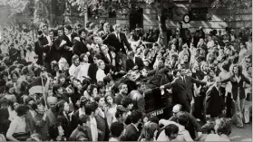  ??  ?? Le lendemain de la finale, les joueurs sont accueillis et acclamés depuis la gare jusqu’à l’Hôtel de ville en passant (ici) par le boulevard de Strasbourg.