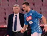  ?? ANSA ?? Carlo Ancelotti, 59, segue Fabian Ruiz, 22