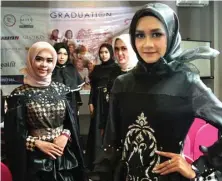  ?? ALEX QOMARULLA/JAWA POS ?? LULUS: Model-model yang mengambil pendidikan di SZ Model Management mengikuti inaugurasi di Fave Hotel Rungkut kemarin (14/1).