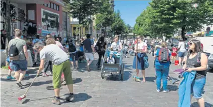  ??  ?? Građani Hamburga spontano su se okupili i odlučili počistiti ulice nakon divljanja ljevičarsk­ih vandala