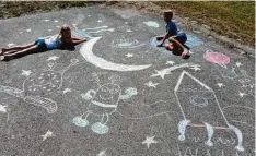  ??  ?? Die Geschwiste­r Tim, 9, und Finja, 7, aus Roggenburg Schießen haben dieses Jahr Urlaub im Weltall gemacht. Hier ist das Beweisfoto.