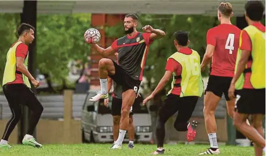  ?? [ FOTO LUQMAN HAKIM ZUBIR / BH ] ?? Pemain Kedah diingatkan tidak melakukan kesilapan mudah ketika turun menentang Perak, malam ini.