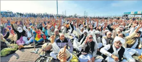  ?? MANOJ DHAKA/HT ?? Members of sarv khap panchayat vowing to support protesting farmers at Khatkar toll plaza in Jind district on Saturday.