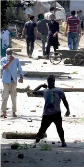  ?? — AFP ?? Protesters clash with forces near the office of the United Nations Military Observer Group India and Pakistan in Srinagar on Friday.