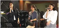  ?? PUGUH SUJIATMIKO/JAWA POS ?? KEKUATAN PEREMPUAN: Dari kiri, Mikha Tambayong, Lala Karmela, dan Radhini berlatih menyanyi lagu Kahitna di ABBE Studio, Jakarta Selatan, kemarin (6/2).