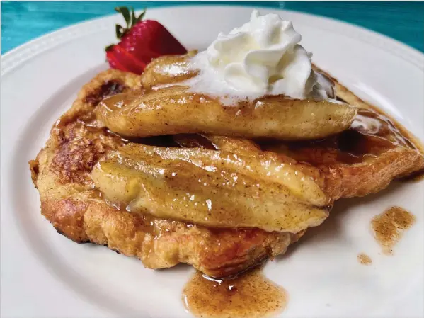  ??  ?? Honey-Spiced Banana French Toast