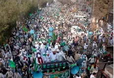  ?? AP ?? UNITED STAND: Supporters of a religious group take part in a rally in Lahore on Friday against the reprinting of blasphemou­s cartoons in France. —