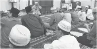  ??  ?? USTAZ Ikhwan (kanan) menyampaik­an ceramah pada program itu sebelum menunaikan solat Isyak bersama para jemaah.