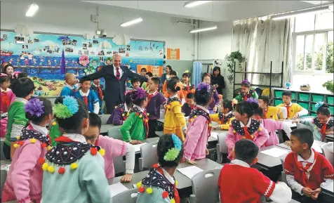  ?? PROVIDED TO CHINA DAILY ?? Gerhard Seeberger, head of the FDI World Dental Federation, interacts with students at the Primary School Affiliated with Yunnan Normal University on March 20.