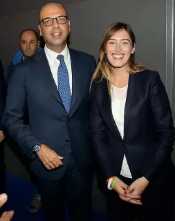  ?? Foto Sartori ?? Dai notai
Governo in «trasferta» ieri a Verona, in occasione del congresso nazionale dei notai, che si è tenuto in Fiera. Sopra in foto il ministro dell’Interno Angelino Alfano assieme alla collega Maria Elena Boschi (Riforme).