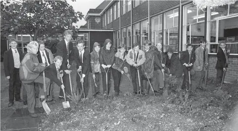  ?? ?? Desborough students helped spruce up the school grounds in 1987. Ref:134999-3