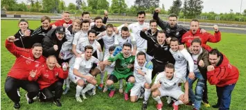  ?? Foto: Fred Schöllhorn ?? Eine wahre Meister Saison hat der TSV Schwaben Augsburg in der Landesliga hingelegt. Mit dem 3:1 Sieg über Türkspor bleibt das Team ungeschlag­en und konnte ausgelasse­n den Aufstieg in die Bayernliga feiern.