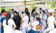  ?? FOTOS: M.CUBAS. ?? A raíz de la toma hecha por los estudiante­s de Odontologí­a, los aspirantes no ingresaron para hacer la prueba de admisión.