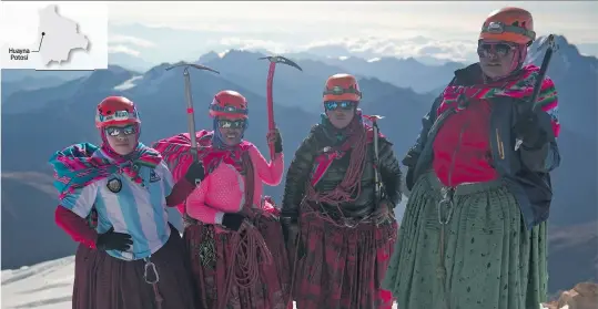  ?? (AFP) ?? Adela Llusco, Senobia Llusco, Cecilia Llusco y Camila Tarqui Llusco, mujeres escaladora­s en el Huayna Potosí.