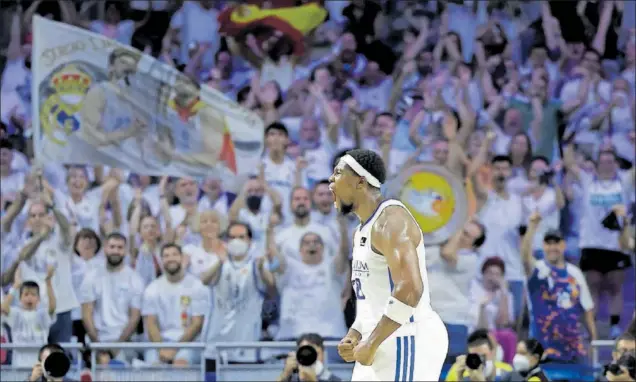  ?? ?? Guerschon Yabusele saca músculo en el tercer partido de la final disputado el viernes. Detrás, la afición madridista con una bandera en la que se ve a Sergio Llull y Felipe Reyes.