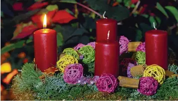 ??  ?? Der Advent beginnt, am Sonntag wird am Adventskra­nz die erste Kerze entzündet. Für Christen ist dies die Zeit des Wartens auf Gott, der bei den Menschen ankommen will.