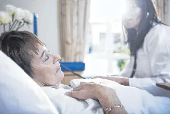  ?? FOTO: ZEROCREATI­VES ?? Gerade ältere Patienten haben nach einer Operation mit Narkose oft mit dem sogenannte­n Delir zu kämpfen.
