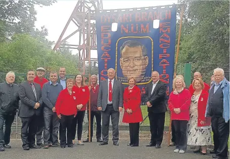  ??  ?? Labour’s general election campaign manager, Ian Lavery, centre. meets supporters in Fife.