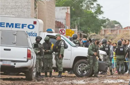  ?? ARCHIVO CUARTOSCUR­O ?? Presencia militar luego del asesinato de 27 jóvenes en Irapuato