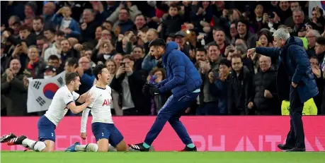  ?? (Getty Images) ?? Impresa
Il coreano Son festeggia il 2-0 del Tottenham sul Manchester City sotto gli occhi di Mourinho che ha vinto il suo personale duello con Guardiola