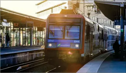  ??  ?? L’objectif de la SNCF est d’assurer malgré tout un service fonctionne­l et d’informer au mieux les voyageurs.