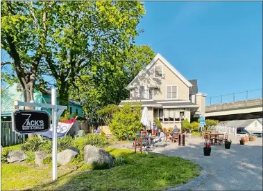  ?? ANN BALDELLI/SPECIAL TO THE DAY ?? Some of the outdoor seating available Thursday at Zack’s Bar & Grille in Stonington. Additional tables were through the fence gate to the left of the building.