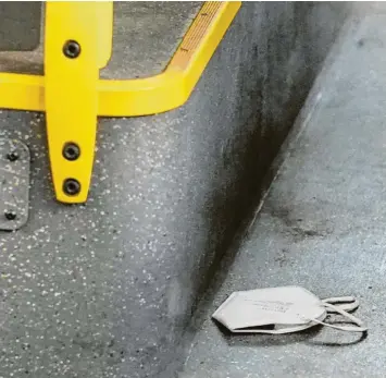  ?? Foto: Reuhl, Fotostand/ Imago ?? Die Masken im öffentlich­en Nahverkehr und damit eine der letzten verblieben­en Corona-Regeln fallen in Bayern bereits am Samstag.