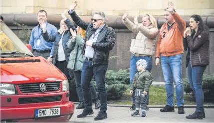  ??  ?? Ausgewiese­n: 20 tschechisc­he Diplomaten verabschie­den sich am 18. April aus Moskau.