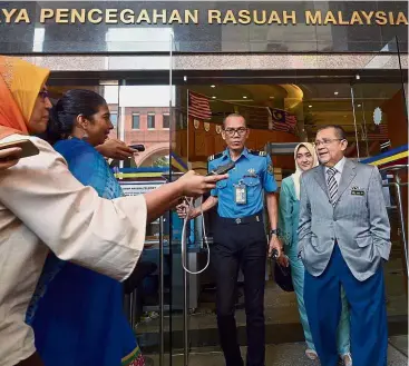  ?? — Bernama ?? Fielding questions: Mohd Isa and Bibi Sharliza emerging from the MACC headquarte­rs in Putrajaya after giving their statements.