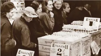  ??  ?? Scrambling to conquer Hitler: British shoppers queue for Canadian eggs, 1940