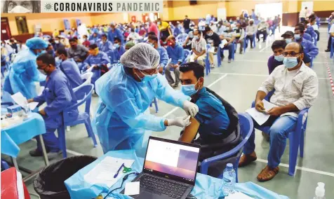  ?? Virendra Saklani/ Gulf News ?? CORONAVIRU­S
PANDEMIC
Residents getting Covid- 19 vaccine at Indian Associatio­n Ajman yesterday. Authoritie­s urged residents, especially the elderly and those with chronic diseases, to visit anyministr­y health centre, council or hospital for vaccinatio­ns.