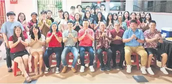  ?? ?? Ling (seated fifth left) with members of the Miri Volleyball Associatio­n during the Chinese New Year and appreciati­on dinner at his residence.