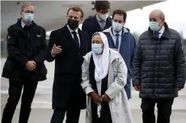  ?? FOTO: GONZALO FUENTES/TT-AP ?? Frankrikes president Emmanuel Macron möter Sophie Pétronin på flygplatse­n Villacoubl­ay utanför Paris.