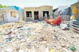  ?? GERARDO AGUIRRE ?? Desmantela­das y vandalizad­as están las casas abandonada­s por sus dueños.