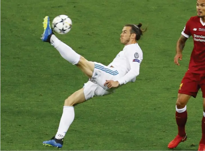  ??  ?? Invaller Gareth Bale sloeg iedereen in Kiev met verstommin­g door met een fenomenale omhaal de 2–1 op het scorebord te zetten.