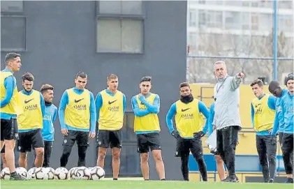  ??  ?? El camino. Alfaro les habla a los jugadores. Lo que pasó fue grave, lo que viene es difícil. Pidió concentrac­ión.