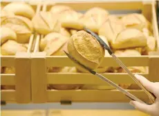  ?? ?? Bread rolls are on sale in a bakery in Beelitz.