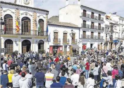  ?? ÁLVARO CABRERA / EFE ?? Concentrac­ión en repulsa por el asesinato machista ayer, en la localidad malagueña de Pizarra.