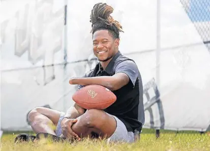  ?? RED HUBER/STAFF PHOTOGRAPH­ER ?? UCF senior linebacker Shaquem Griffin is in the national spotlight as one of the best players in the country. He plays with one hand.