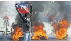 ?? FOTO: ODELYN JOSEPH/AP ?? Bei gewaltsame­n Protesten in Haiti fordern Demonstran­ten den Rücktritt von Premiermin­ister Ariel Henry.