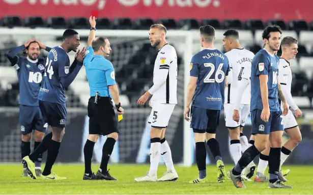  ?? David Davies ?? Bradley Dac, left, is sent off during the Sky Bet Championsh­ip match at the Liberty Stadium, Swansea