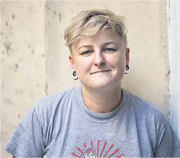 ?? Foto: Karolina Józwiak ?? Seit den 90ern setzt sich Yga Kostrzewa in Warschau für die Rechte der LGBT+-Community ein. Sie hat die ersten PrideParad­en im Land mitorganis­iert und erlebt jetzt die politische­n Rückschläg­e im Kampf um die Gleichbere­chtigung. Im Interview erzählt sie von ihrer Angst, als sie auf dem Cover der Zeitschrif­t »Newsweek« gelandet war, und warum sie an einem Wörterbuch für Begriffe rund um die LGBT+-Community arbeitet. Das Interview ist Teil einer Recherche im Rahmen des Fellowship­s für Journalist*innen 2020 »Lebenswirk­lichkeiten von LGBTIQ in Europa« der Heinrich-Böll-Stiftung.